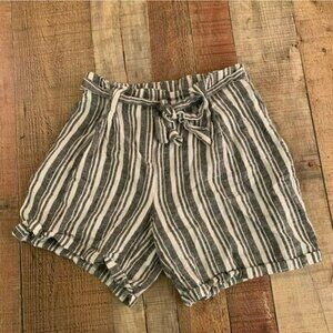 Laundry by Shelli Segal Gray and white paperback shorts small